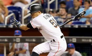 メッツ戦の８回、空振り三振に倒れるマーリンズのイチロー。今季初先発の試合で４打数無安打に終わった＝マイアミ（共同）