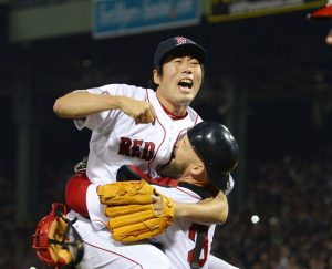 ２０１３年１０月、カージナルスを破ってワールドシリーズを制覇し、ロス捕手と抱き合うレッドソックス・上原＝ボストン（共同）