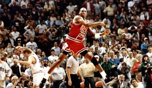 December 19, 2021: Michael Jordan reacts after hitting the game-winning basket over Cleveland‘s Craig Ehlo in Game 5 of the NBA playoffs on May 7, 1989. (Credit Image: © Ed Wagner Jr/Chicago Tribune/TNS via ZUMA Press Wire)、クレジット：©Ｅｄ　Ｗａｇｎｅｒ　Ｊｒ／Ｃｈｉｃａｇｏ　Ｔｒｉｂｕｎｅ／ＴＮＳ　ｖｉａ　ＺＵＭＡ　Ｐｒｅｓｓ　Ｗｉｒｅ／共同通信イメージズ