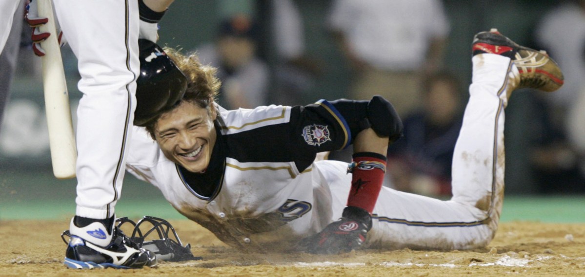 ２００４年のオールスター戦で本盗を決めた日本ハム・新庄剛志＝南長野運動公園野球場