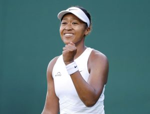 女子シングルス１回戦を突破し、ガッツポーズする大坂なおみ＝ウィンブルドン（共同）