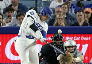 米大リーグ、ホワイトソックス戦の４回、３０号ソロを放ち、５年連続で３０本塁打に到達したドジャース・大谷翔平＝１日、ロサンゼルス（共同）