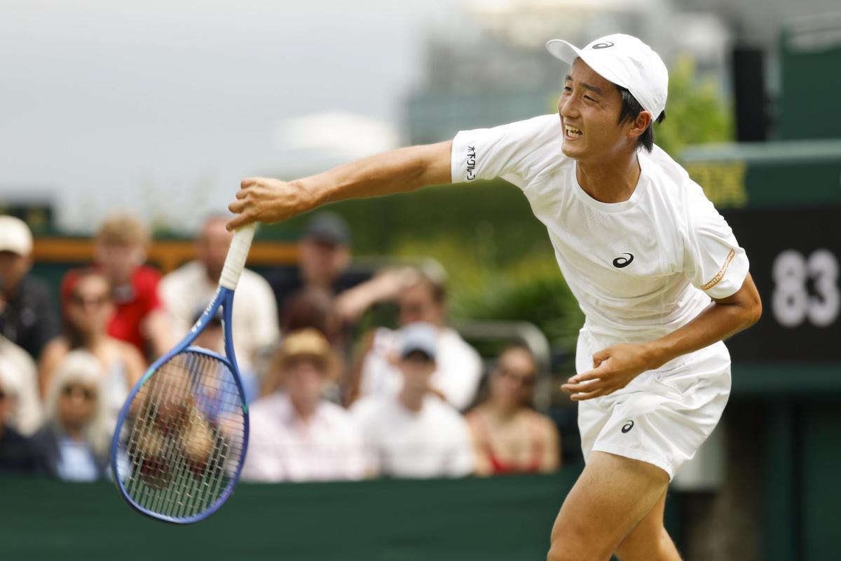 男子シングルス２回戦でプレーする望月慎太郎＝ウィンブルドン（共同）