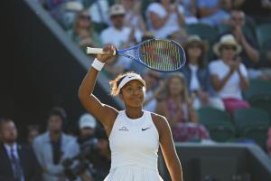 女子シングルス２回戦を突破し、歓声に応える大坂なおみ＝ウィンブルドン（共同）