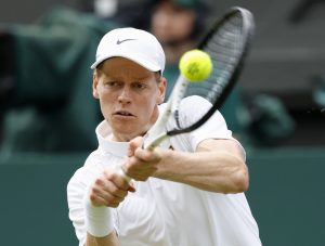 男子シングルス２回戦でプレーするヤニク・シナー＝ウィンブルドン（共同）