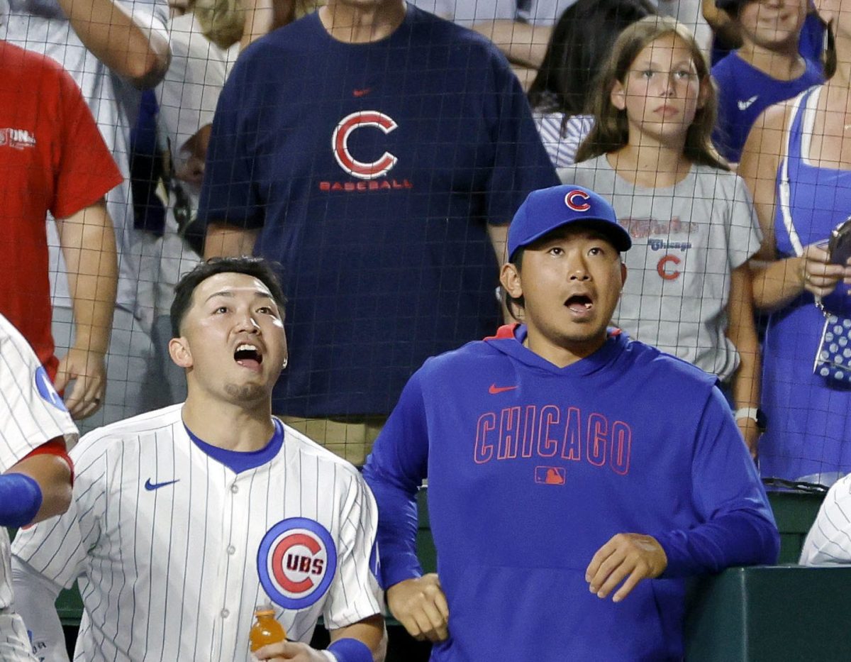 ガーディアンズ戦の１０回、ショーがサヨナラ犠飛を放ち、ベンチで声を上げるカブス・鈴木（左）と今永＝シカゴ（共同）