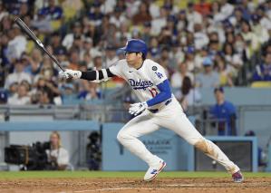 アストロズ戦の７回、二ゴロを放つドジャース・大谷＝ロサンゼルス（共同）