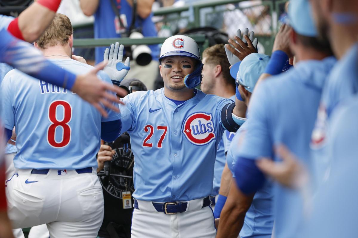 カージナルス戦の１回、先制の２４号ソロを放ち、ベンチで迎えられるカブス・鈴木＝シカゴ（共同）