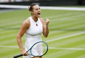 女子シングルス４回戦、ポイントを奪い雄たけびを上げるアリーナ・サバレンカ＝ウィンブルドン（共同）