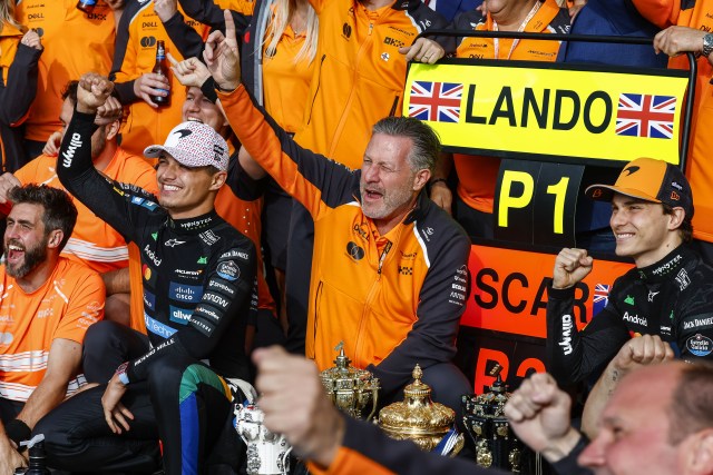 祝うマクラーレン