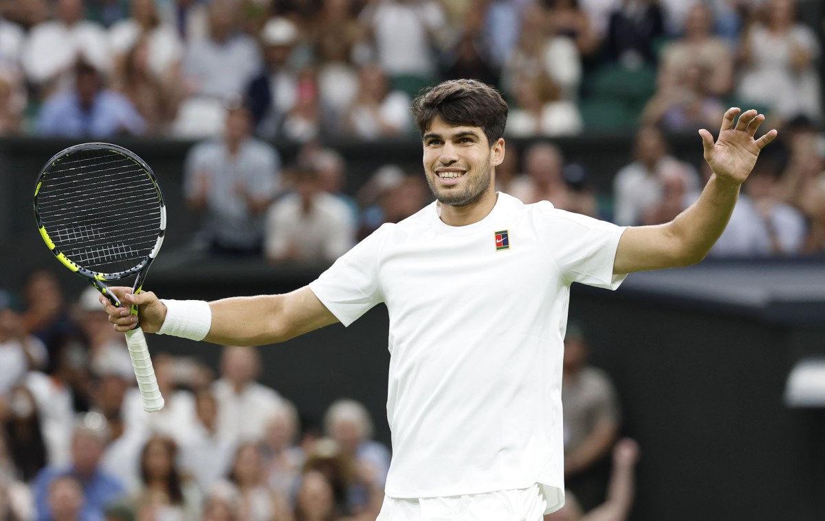 男子シングルス４回戦でアンドレイ・ルブレフを破り、喜ぶカルロス・アルカラス＝ウィンブルドン（共同）