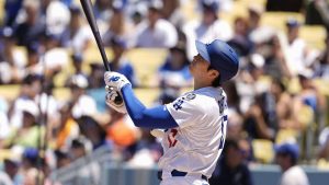 アストロズ戦の３回、右飛に倒れるドジャース・大谷＝ロサンゼルス（共同）