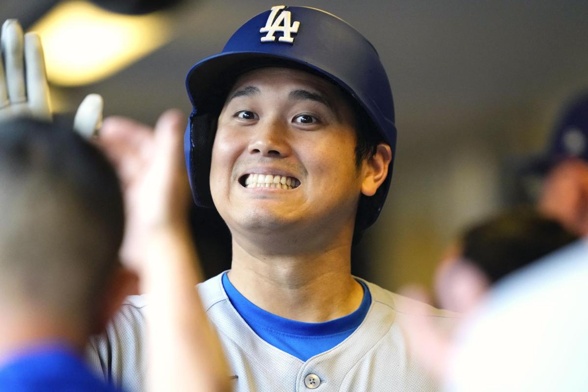 ブルワーズ戦の１回、３１号ソロを放ちベンチで祝福されるドジャース・大谷＝ミルウォーキー（イマジンイメージズ・ロイター＝共同）