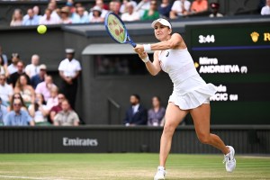 Belinda Bencic hits a return during the women‘s singles quarterfinal match between Belinda Bencic of Switzerland and Mirra Andreeva of Russia at the Wimbledon Tennis Championships in London, Britain, July 9, 2025. (Xinhua/Zhao Dingzhe)＝ 配信日： ２０２５（令和７）年７月１０日、クレジット：新華社／共同通信イメージズ