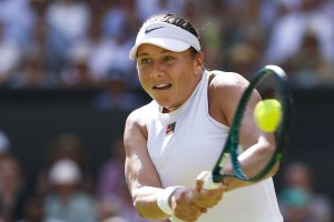 女子シングルス準決勝でプレーするアマンダ・アニシモバ＝ウィンブルドン（共同）