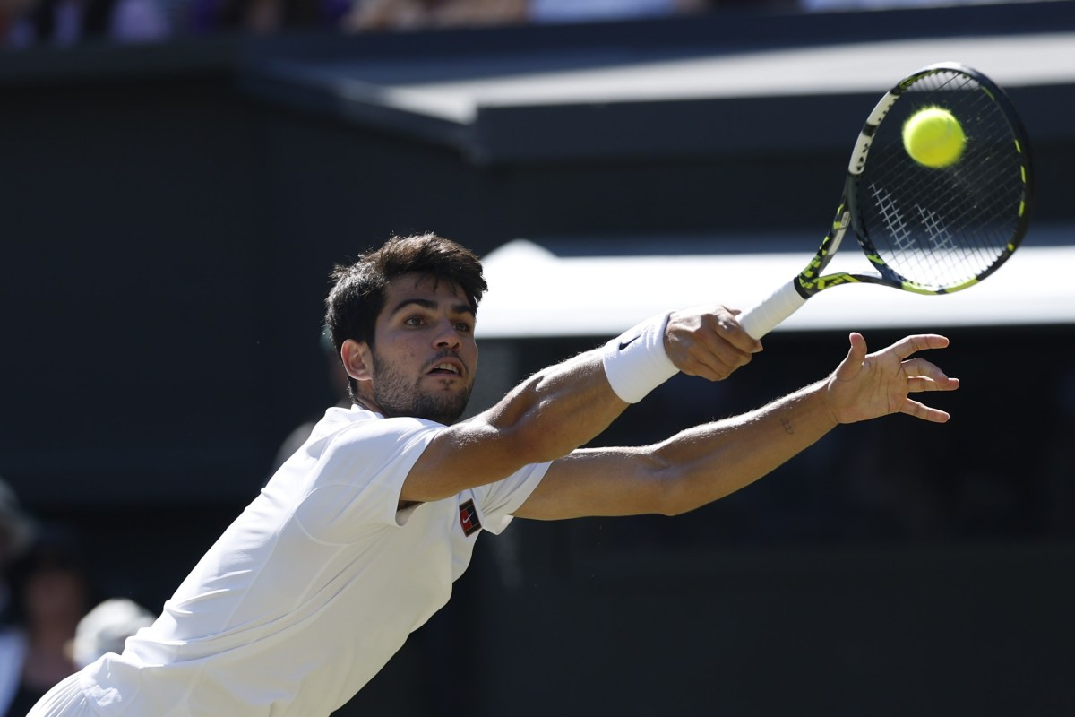 男子シングルス準決勝でプレーするカルロス・アルカラス＝ウィンブルドン（共同）