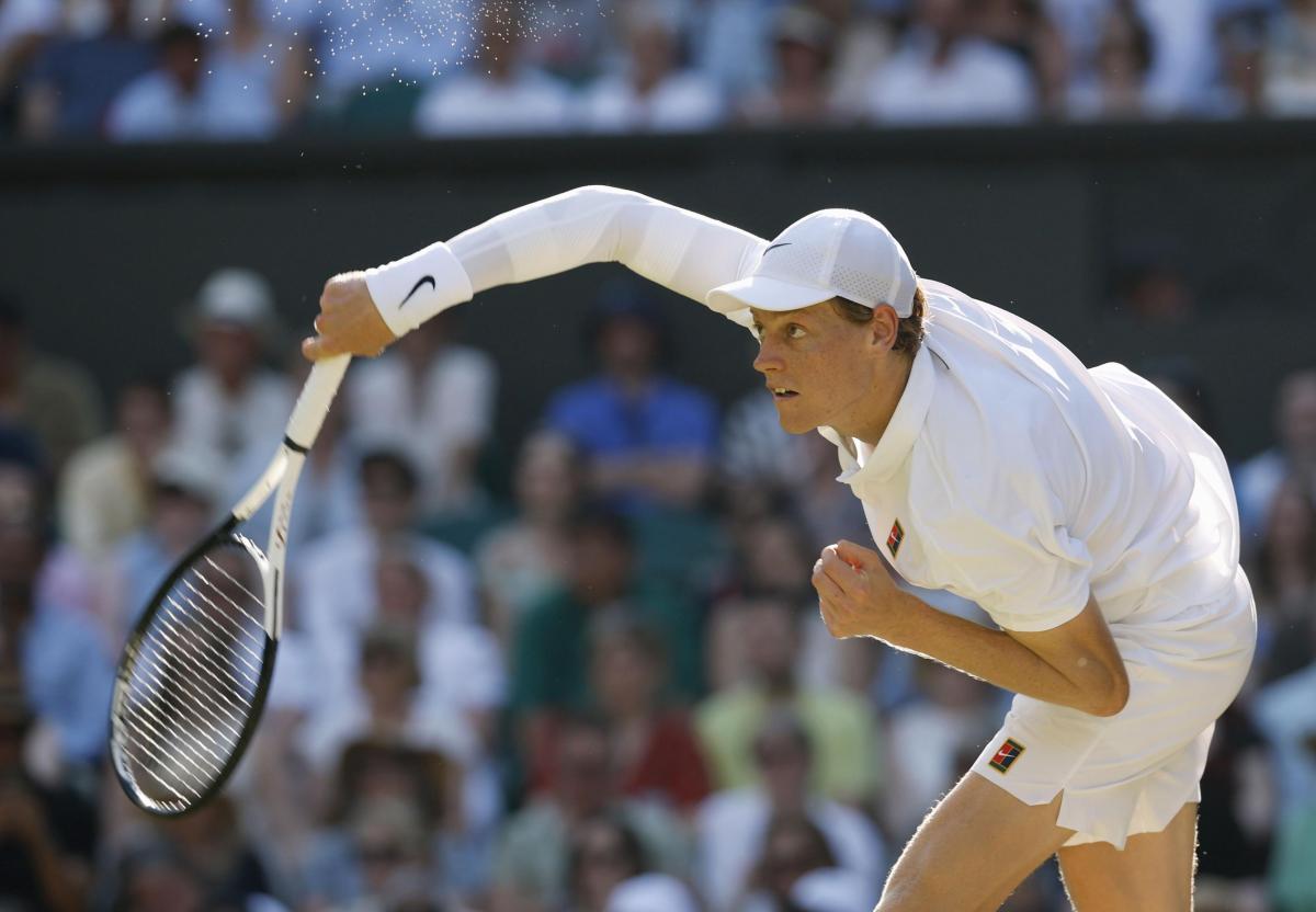 男子シングルス準決勝でプレーするヤニク・シナー＝ウィンブルドン（共同）