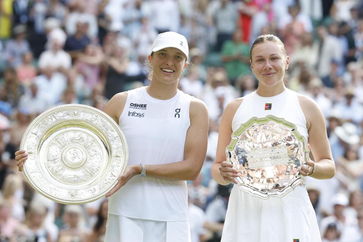 女子シングルスで優勝したイガ・シフィオンテク（左）と準優勝のアマンダ・アニシモバ＝ウィンブルドン（共同）