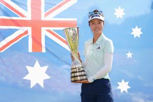 メジャー初優勝を果たし、トロフィーを掲げるグレース・キム＝エビアン・リゾートＧＣ（共同）