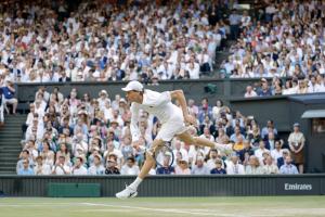 男子シングルス決勝でプレーするヤニク・シナー＝ウィンブルドン（共同）