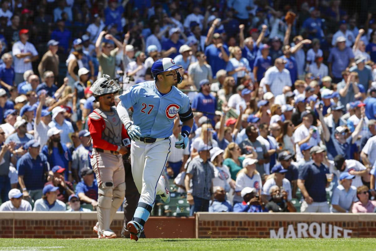 ２６号３ランの鈴木 米大リーグ・鈴木 　レッドソックス戦の１回、先制の２６号３ランを放つカブス・鈴木＝シカゴ（共同）