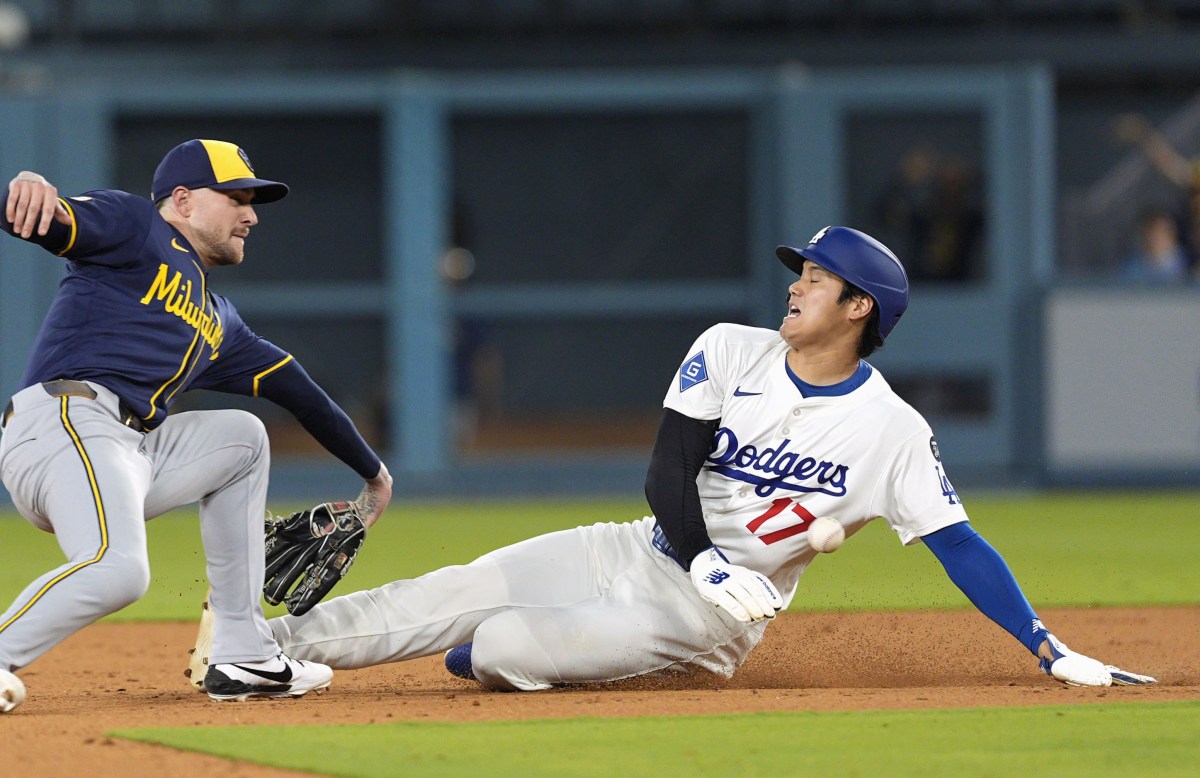 二盗の大谷 米大リーグ・大谷 　ブルワーズ戦の６回、二盗を決めるドジャース・大谷。送球が当たった＝ロサンゼルス（共同） 