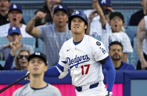 ツインズ戦の１回、３５号２ランを放ったドジャース・大谷＝ロサンゼルス（共同）