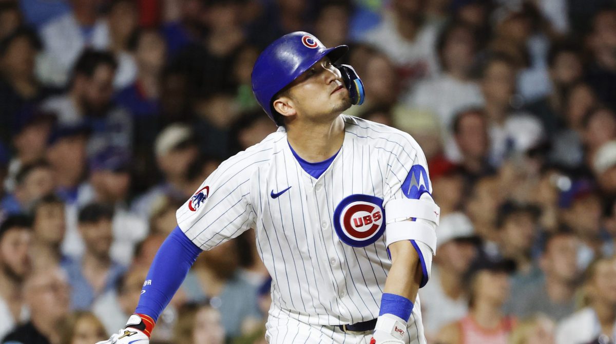 ロイヤルズ戦の７回、中前適時打を放つカブス・鈴木＝シカゴ（共同）