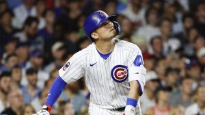 ロイヤルズ戦の７回、中前適時打を放つカブス・鈴木＝シカゴ（共同）