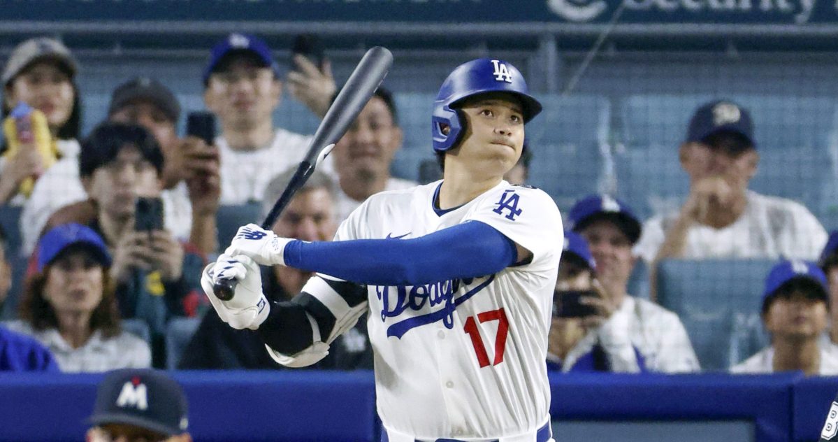 ツインズ戦の９回、４試合連続本塁打となる２ランを放つドジャース・大谷。投手デュラン＝ロサンゼルス（共同）