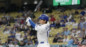 ツインズ戦の９回、４試合連続本塁打となる２ランを放つドジャース・大谷＝ロサンゼルス（共同）