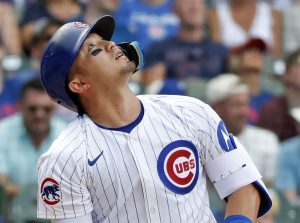 ロイヤルズ戦の８回、二飛に倒れるカブス・鈴木＝シカゴ（共同）