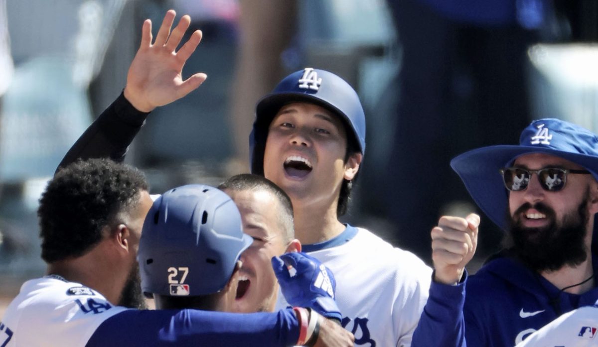 ツインズに逆転サヨナラ勝ちし喜ぶドジャース・大谷（中央奥）＝ロサンゼルス（共同）