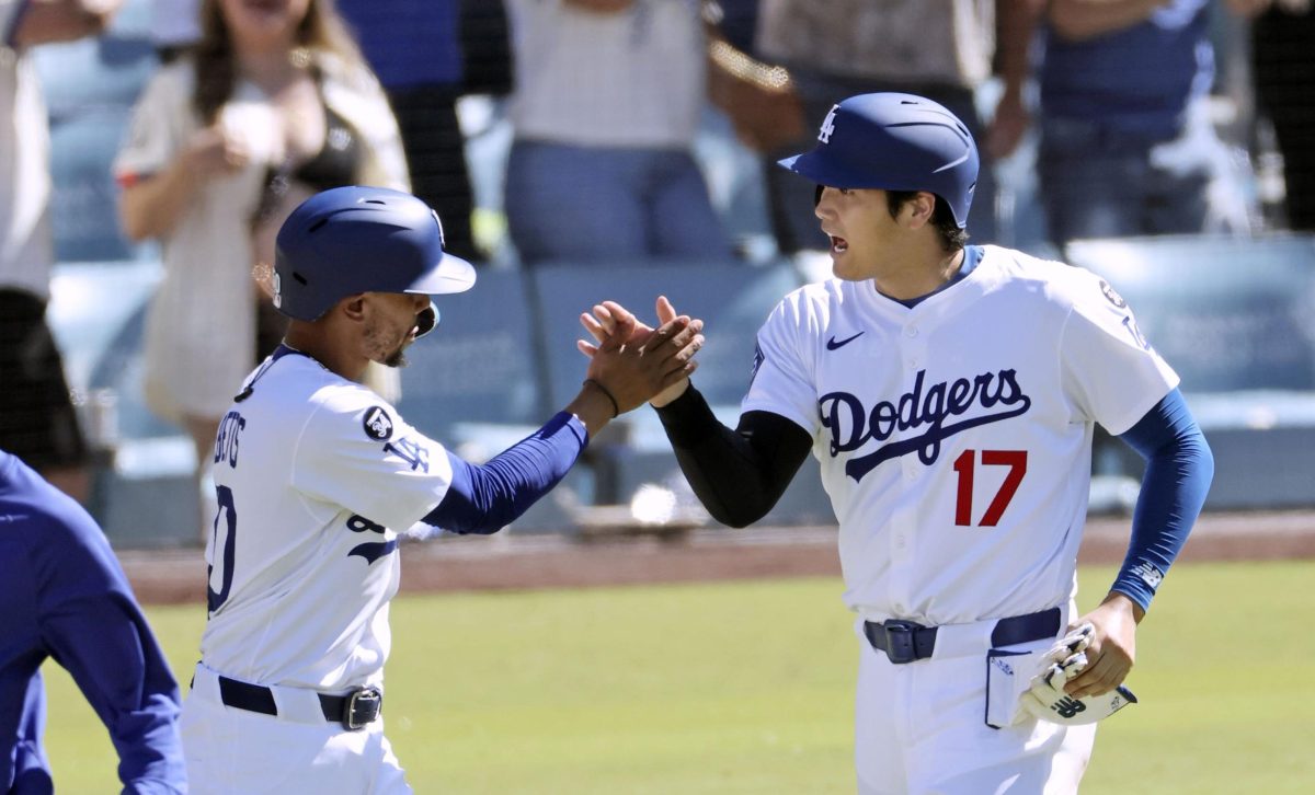 ツインズに逆転サヨナラ勝ちし、ベッツ（左）とタッチを交わすドジャース・大谷＝ロサンゼルス（共同）