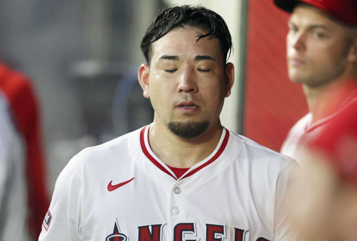 マリナーズ戦の５回途中、降板しベンチに戻ったエンゼルス・菊池＝アナハイム（共同）