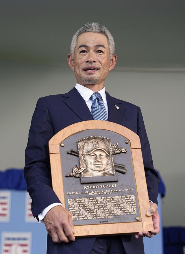 レリーフ持つイチローさん 英語で喜び