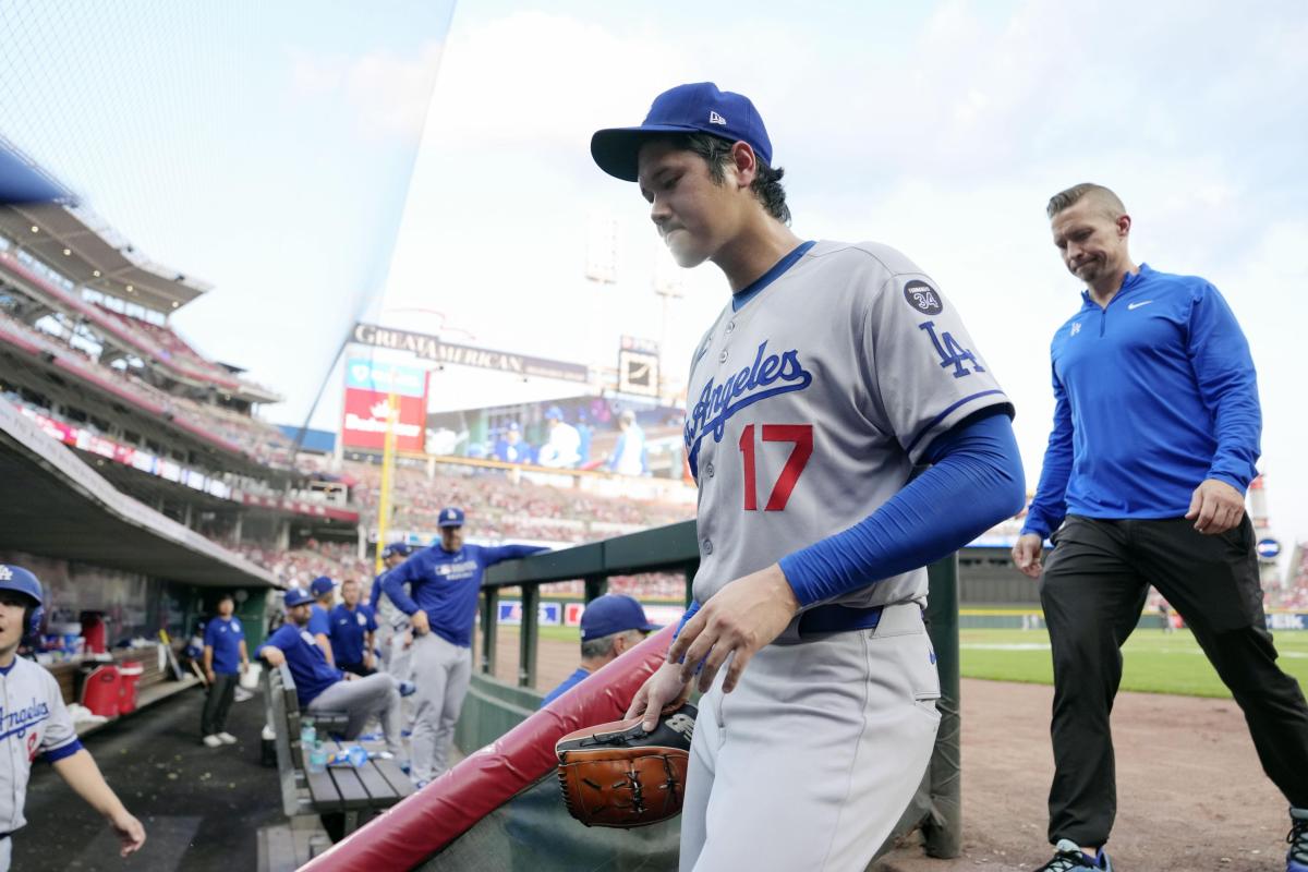 レッズ戦の４回途中、降板するドジャース・大谷＝シンシナティ（共同）