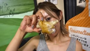 「今日は豚足いっぱい食べた日」金田久美子、タンクトップ姿で居酒屋を満喫