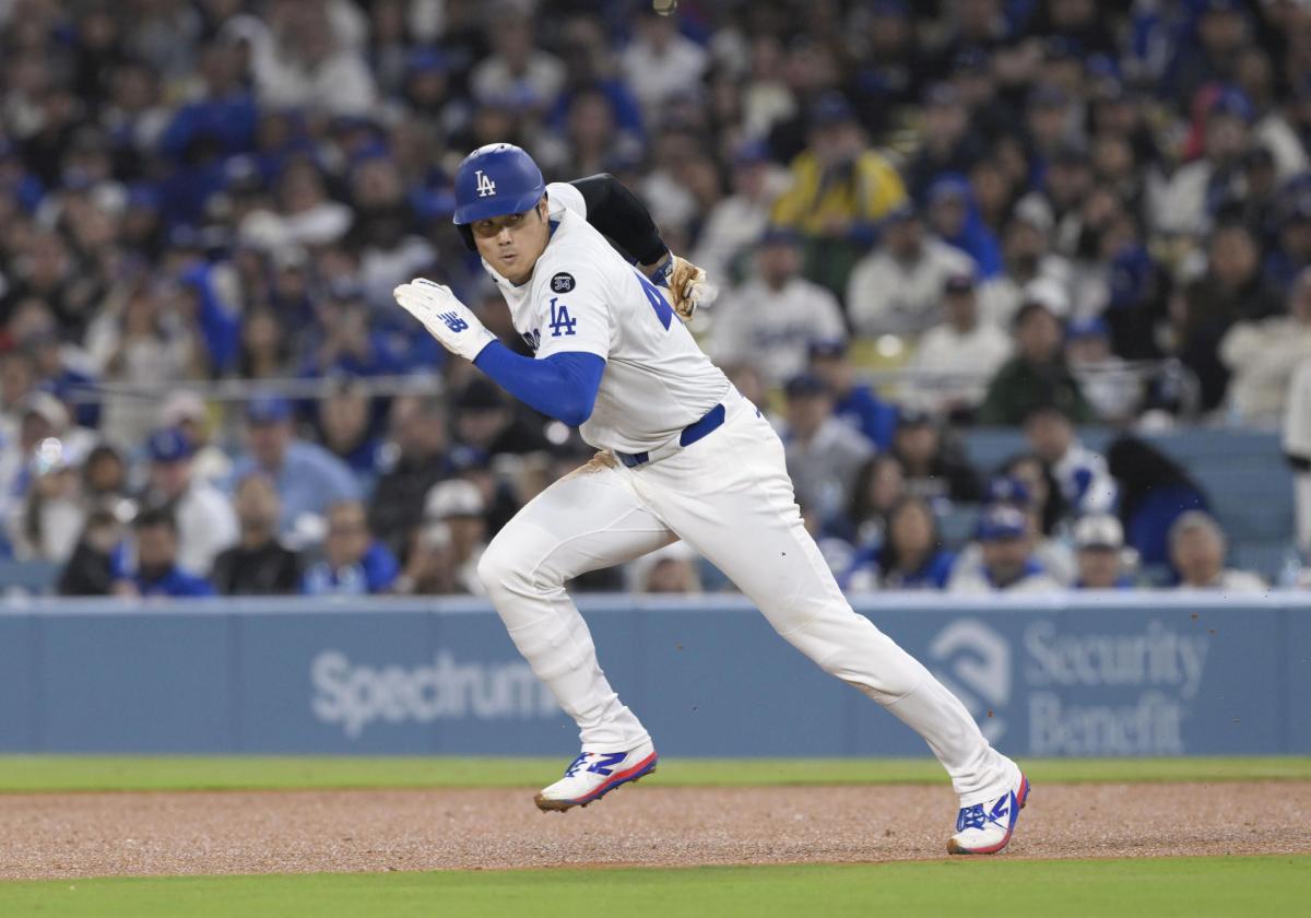 ロッキーズ戦の３回、二盗するドジャース・大谷。メジャー通算１５０盗塁に到達した＝ロサンゼルス（共同）