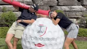 岩井明愛＆千怜、巨大ティーとボールに寄り添い2ショット「笑顔が最高」「見てるだけで元気に」