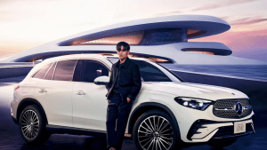 久保建英、ドイツ製高級外車とツーショット「ガチでカッコよすぎ！」「欲しくなってしまった」　