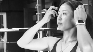 園田彩乃、筋トレ中の“たくましい背中”にファン興奮「背筋がイケメンすぎる」「あざといショット」