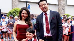 「奥様キレイ」「お子さん可愛い」菊池雄星、愛妻&息子と共にレッドカーペットに登場