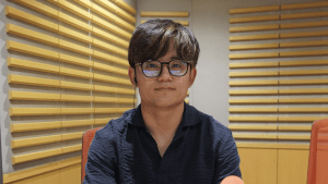 久保建英、ラジオパーソナリティ初挑戦の近影にファン注目　「マジで楽しみｗｗ」「引退後の解説者みたいな雰囲気」