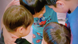 長友佑都に4兄弟がエール　平愛梨が“パパ応援隊”円陣ショット公開「可愛すぎ」「最高」