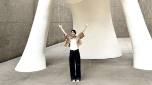 堀琴音、美術館で大はしゃぎ　有名作家の作品前で遊び心あふれるショット「すっすっすごい迫力」