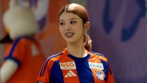ユニフォーム姿の馬場ふみかにファン歓喜「新潟出身だもんね」「オレンジ×ブルーユニもピンク髪もかわいい」　