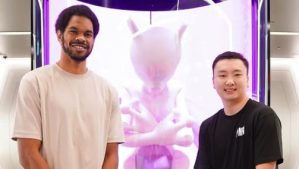 「ミュウツーの前でそのポーズは」ジャレット・アレンと富永啓生、念願のポケモンセンターで笑顔