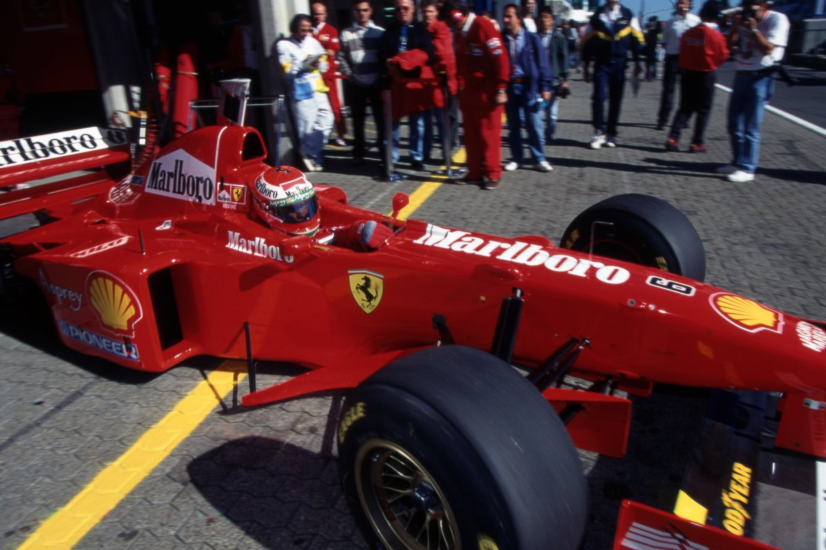 firo: Formula 1, season 1997 Sport, Motorsport, Formula 1, archive, archive pictures Team Ferrari (1996-2006) Michael Schumacher, Germany, was a Formula 1 driver from 1991 to 2006 and 2010 to 2012, Schumacher was 7, seven times , Formula 1, world champion, German national hero, brought Formula 1 after Germany, one of the largest Germans, 1st season at Ferrari Michael Schumacher, in the car | usage worldwide、クレジット：ｆｉｒｏ　Ｓｐｏｒｔｐｈｏｔｏ／ＤＰＡ／共同通信イメージズ