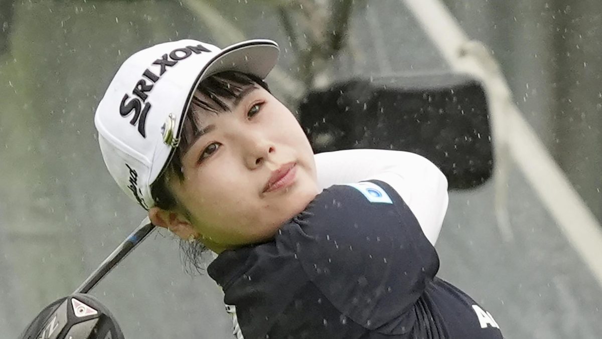 第１日、１番でティーショットを放つ尾関彩美悠。３アンダーで２位＝大箱根ＣＣ
